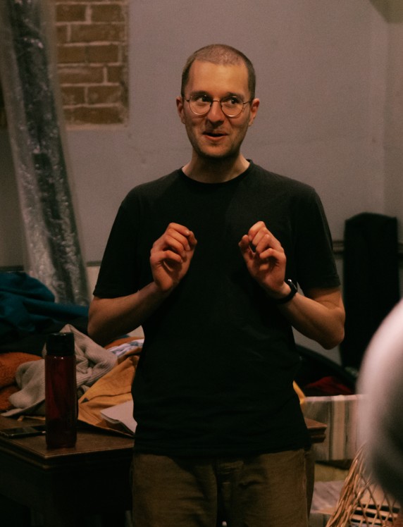 Improvisationstheater Mann mit Brille der lächelt
